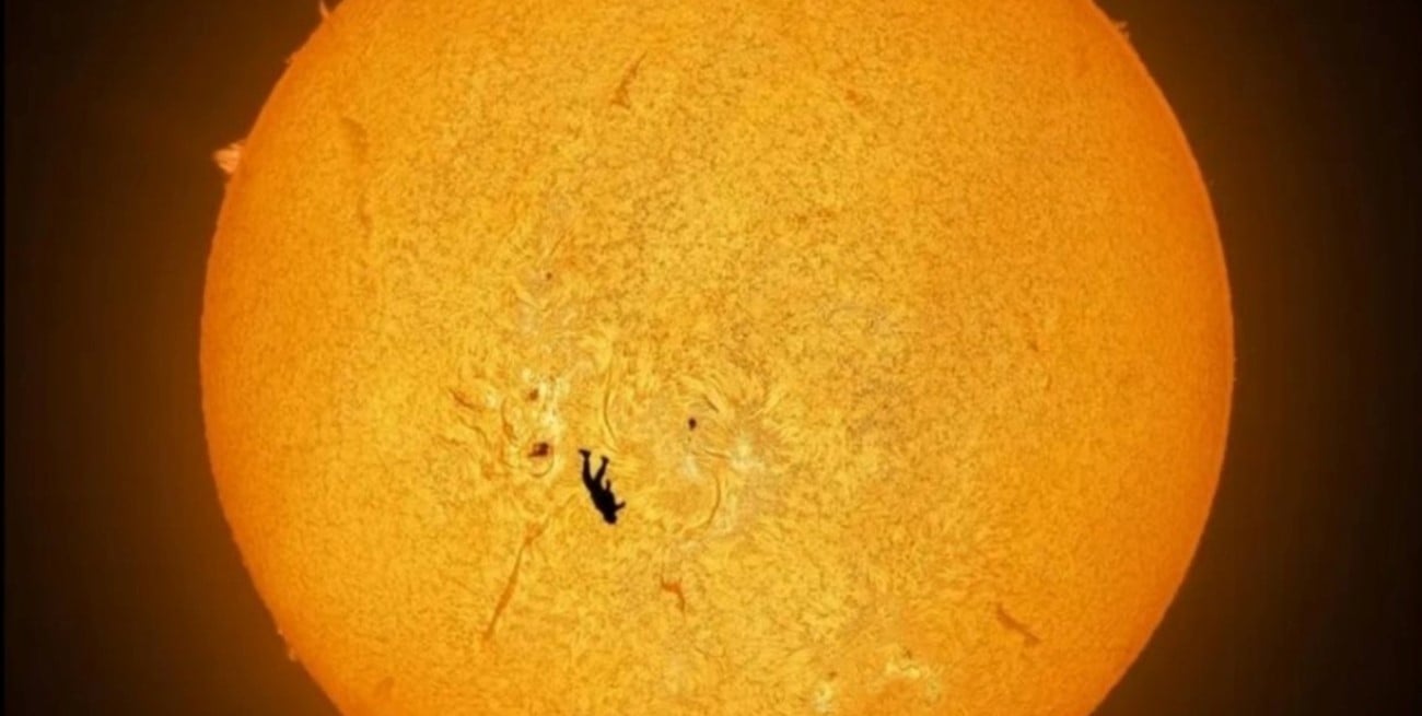 Una foto única: captaron a un paracaidista cayendo justo frente al Sol