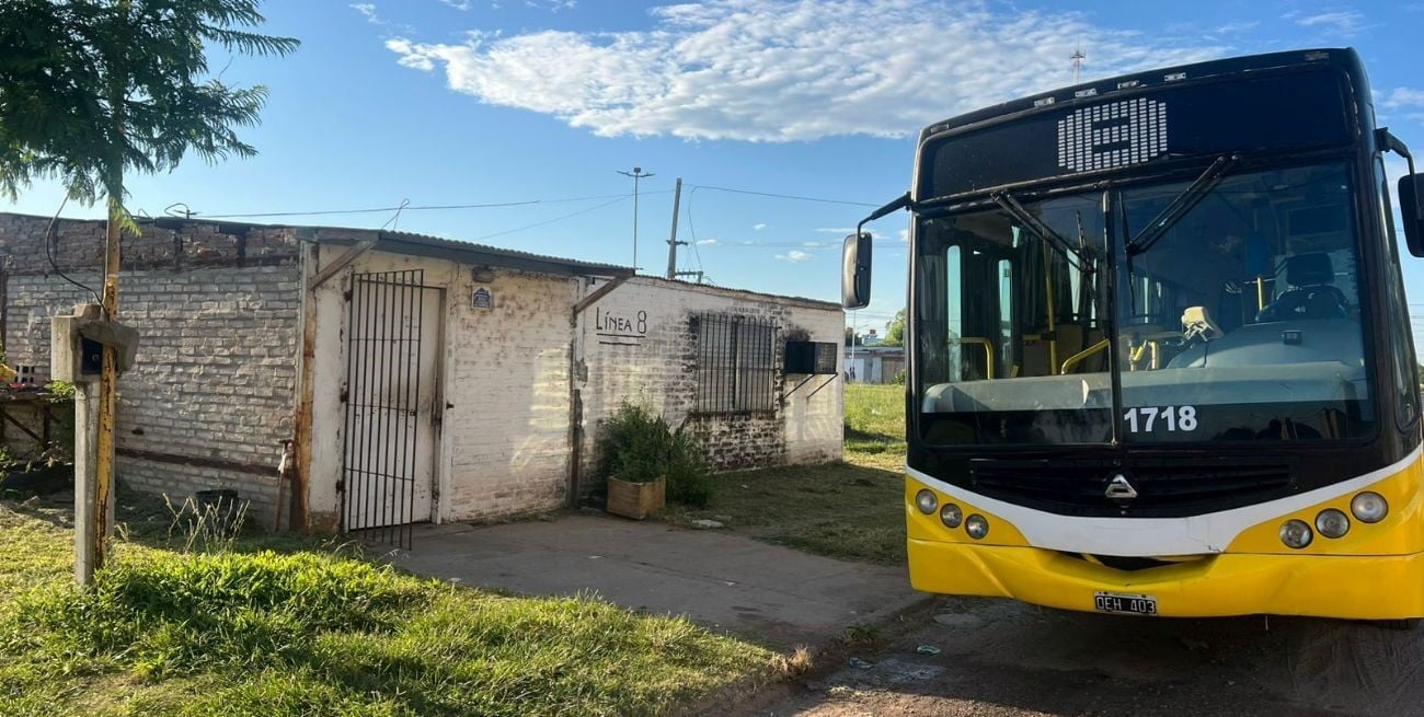 Robo y destrozos en la parada de la Línea 8: entraron por una ventana y arrasaron con todo