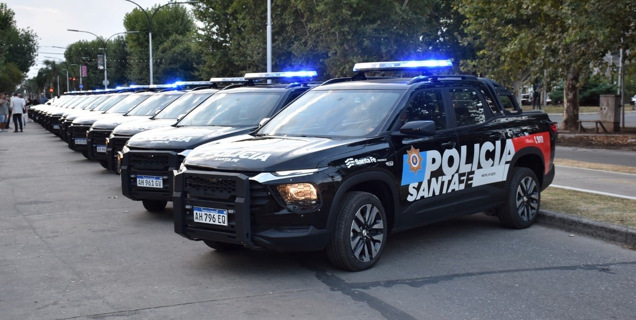 Entregaron 17 camionetas adaptadas para patrullaje policial en el departamento San Lorenzo