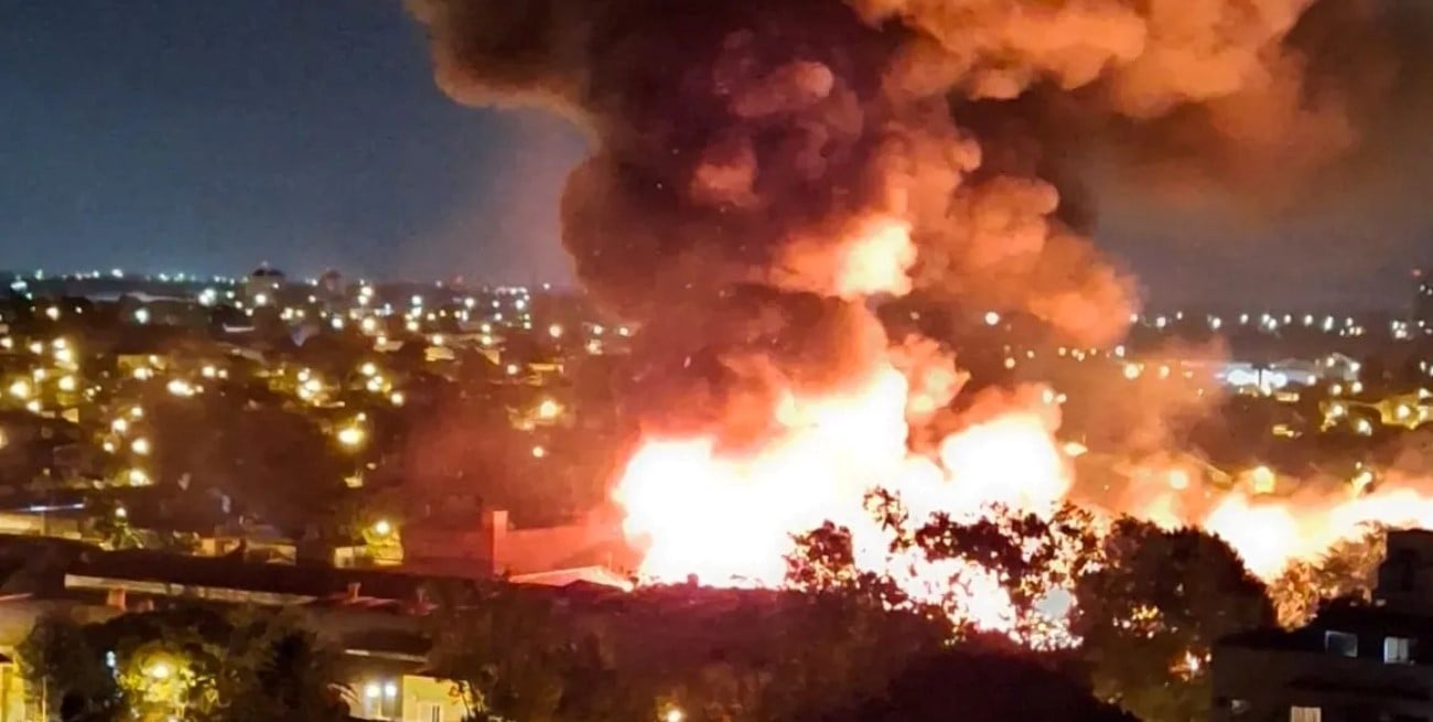 Video: explosión e incendio en una fábrica química de San Fernando