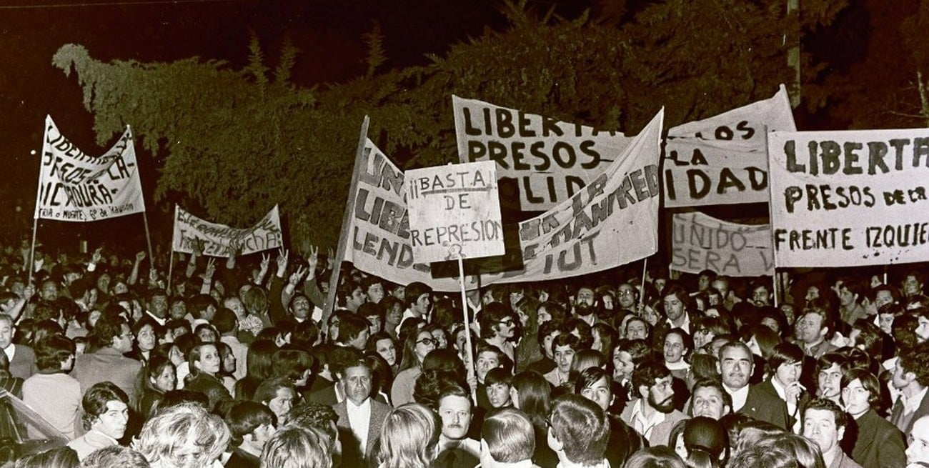 Pies ligeros, milicos bravos y amores perros