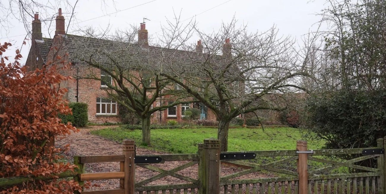 Del palacio a una granja patanosa: así es la nueva casa de Andrés Mountbatten Windsor