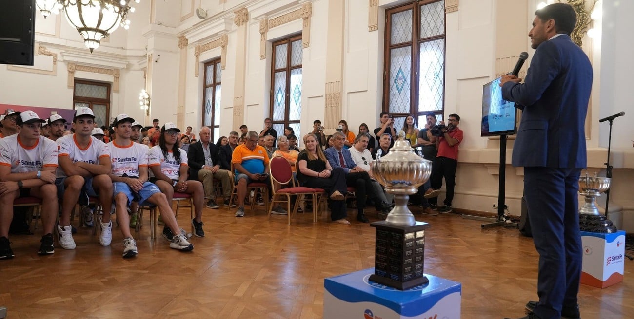 Pullaro dio la bienvenida a nadadores de ocho países que participarán en la Santa Fe–Coronda 