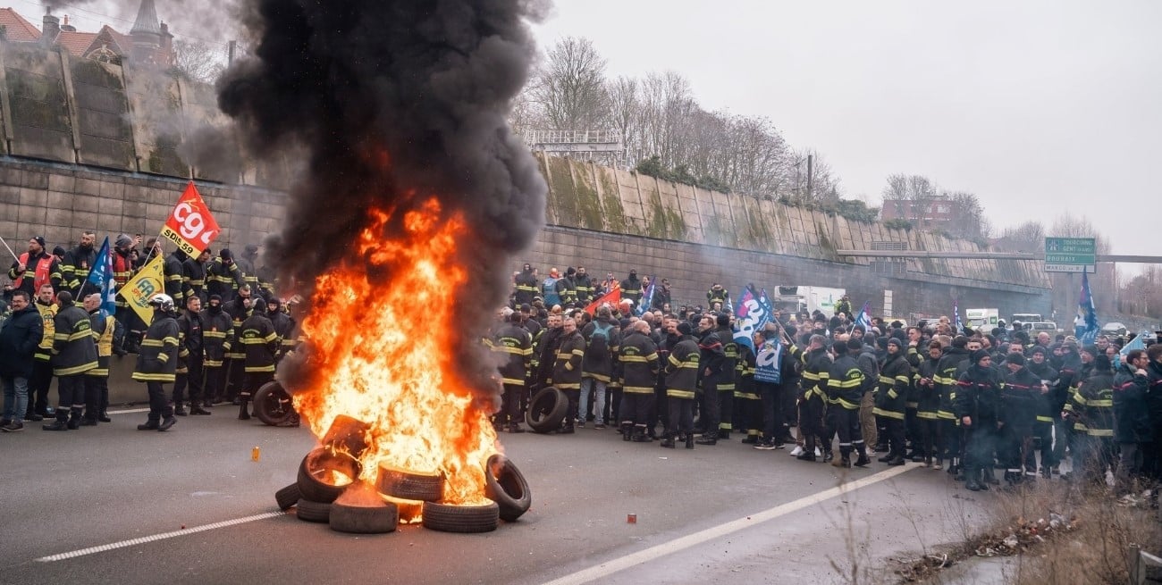 Francia: 700 bomberos protestaron en Lille por recortes y falta de personal
