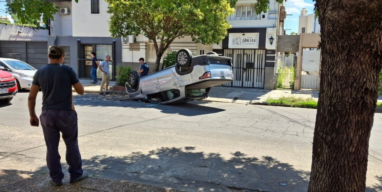Una camioneta volcó en solitario en barrio Candioti Norte