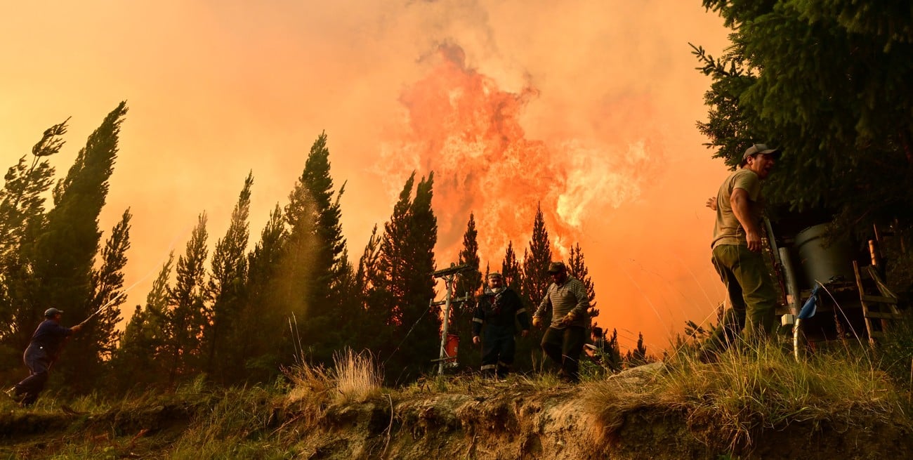 Santa Fe se suma al combate de los incendios en Chubut con 30 brigadistas