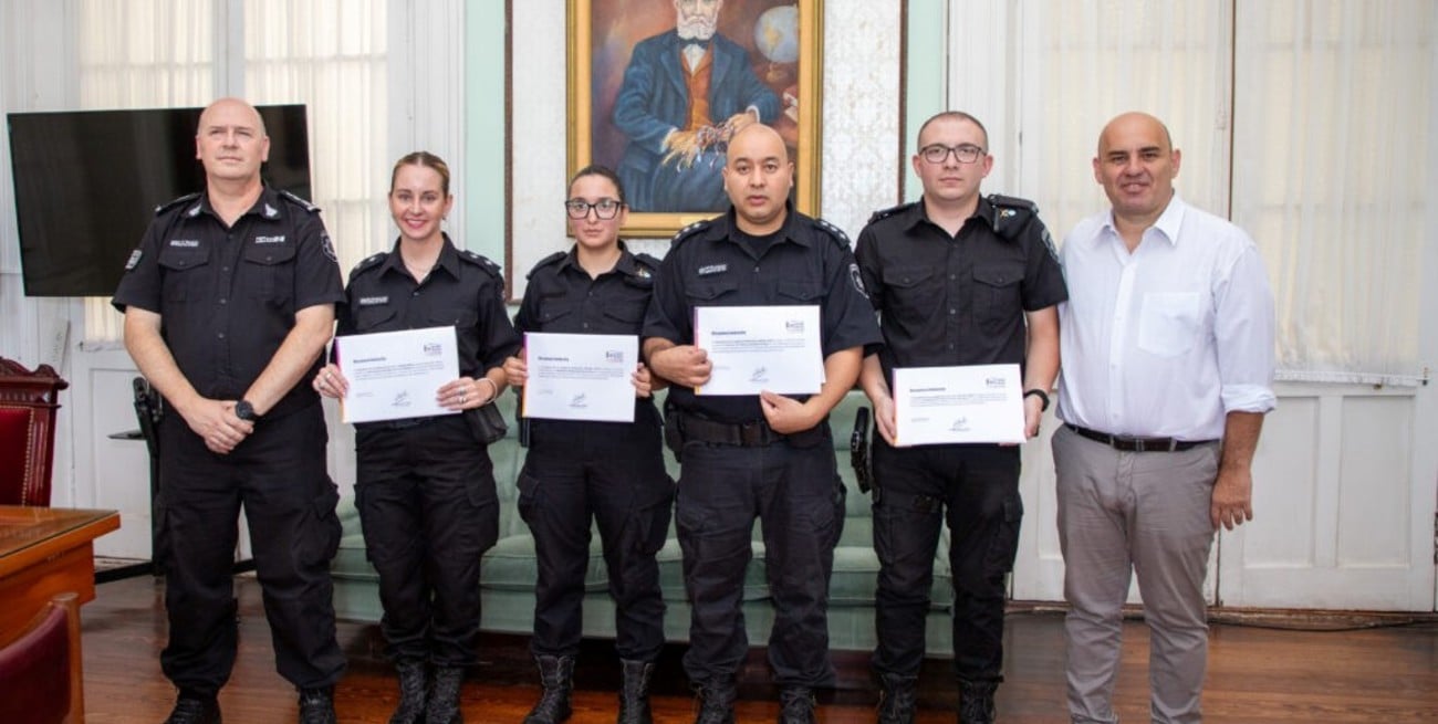 Reconocimiento al compromiso y al esfuerzo: Esperanza distinguió a policías y deportistas destacados