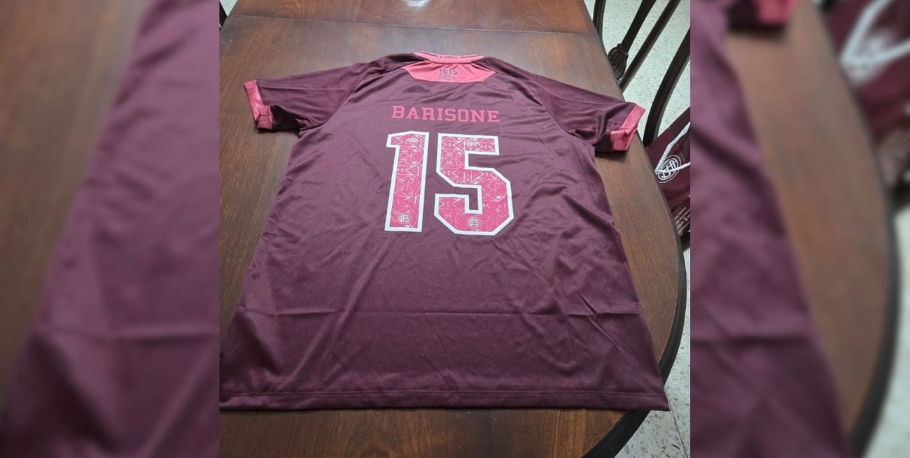Barisone no pudo ir a verlo a Unión, pero en
Lanús lo esperaban con la camiseta de su hijo
