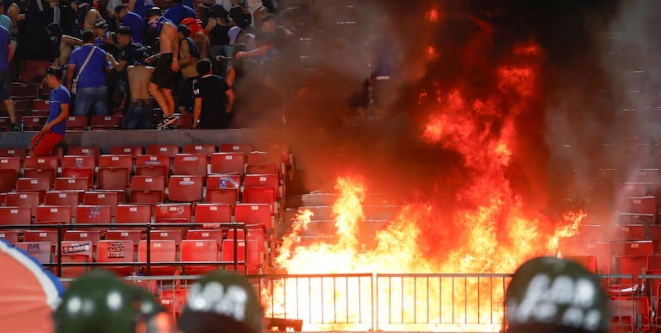 Incendio y caos en el partido de la U de Chile por el aumento en el precio de las entradas