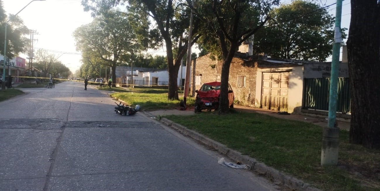 Fallecieron dos motociclistas tras el choque de un auto en Santo Tomé: un detenido