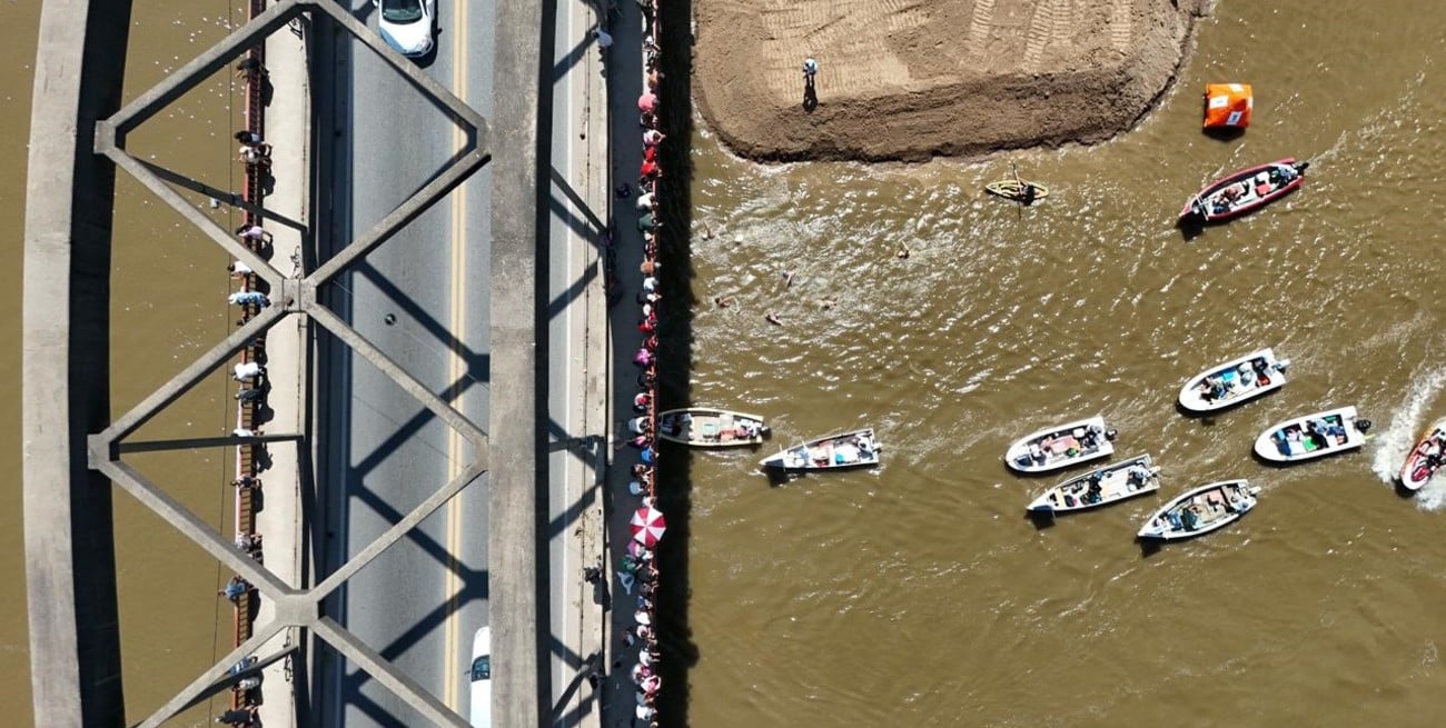 Maratón Santa Fe-Coronda: así pasaron los nadadores por el puente carretero