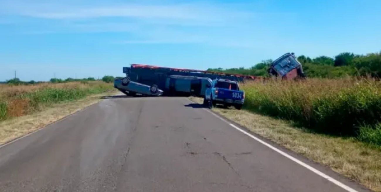 Volcó un camión con diez autos 0 km en Ruta 6 en Entre Ríos