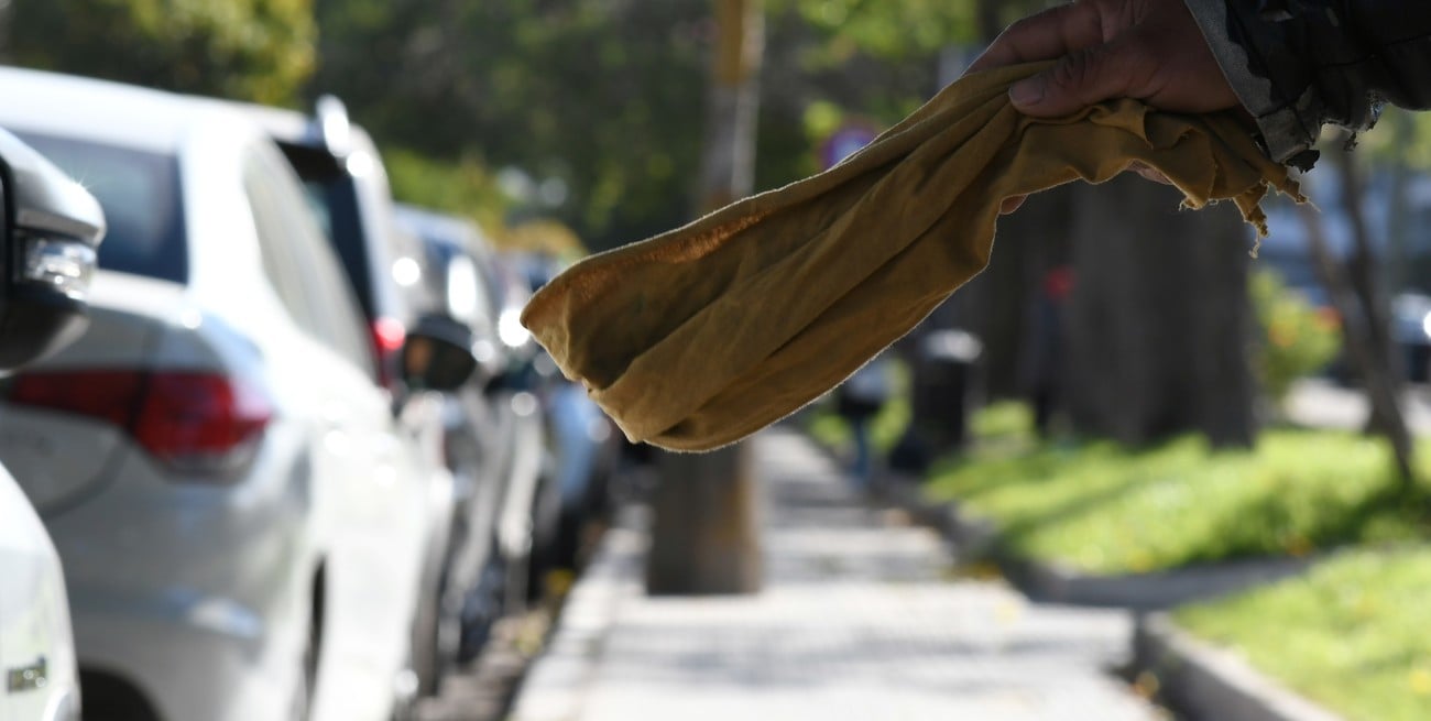 Los cuidacoches siguen en las calles y un nuevo hecho violento reabre el debate en Santa Fe