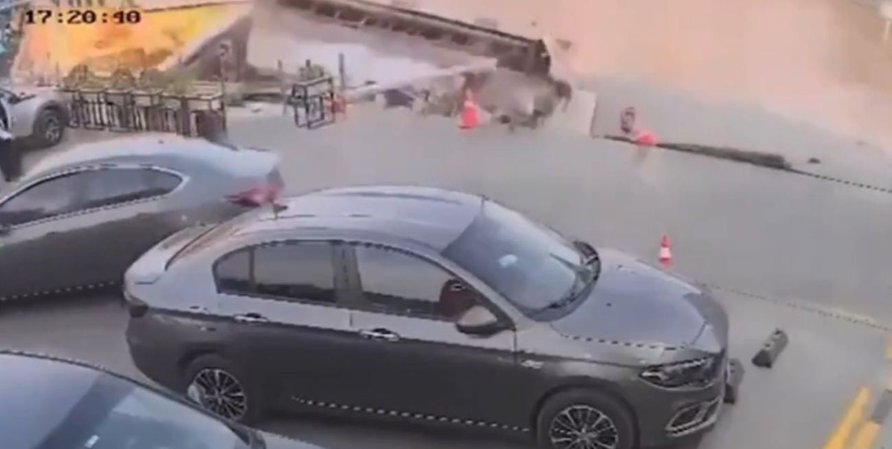 Video impactante: un auto escapó por poco antes de que el asfalto colapsara en una estación de servicio