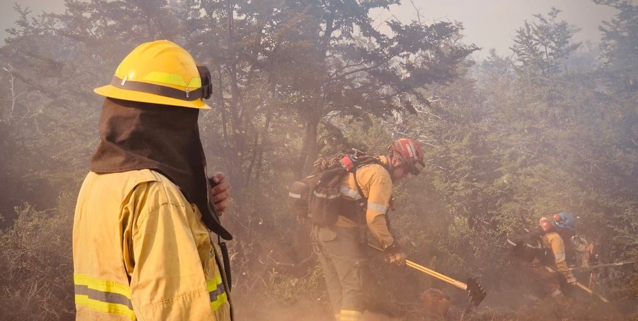 Desde Cholila, brigadistas de Santa Fe
trabajan para frenar los incendios en Chubut

