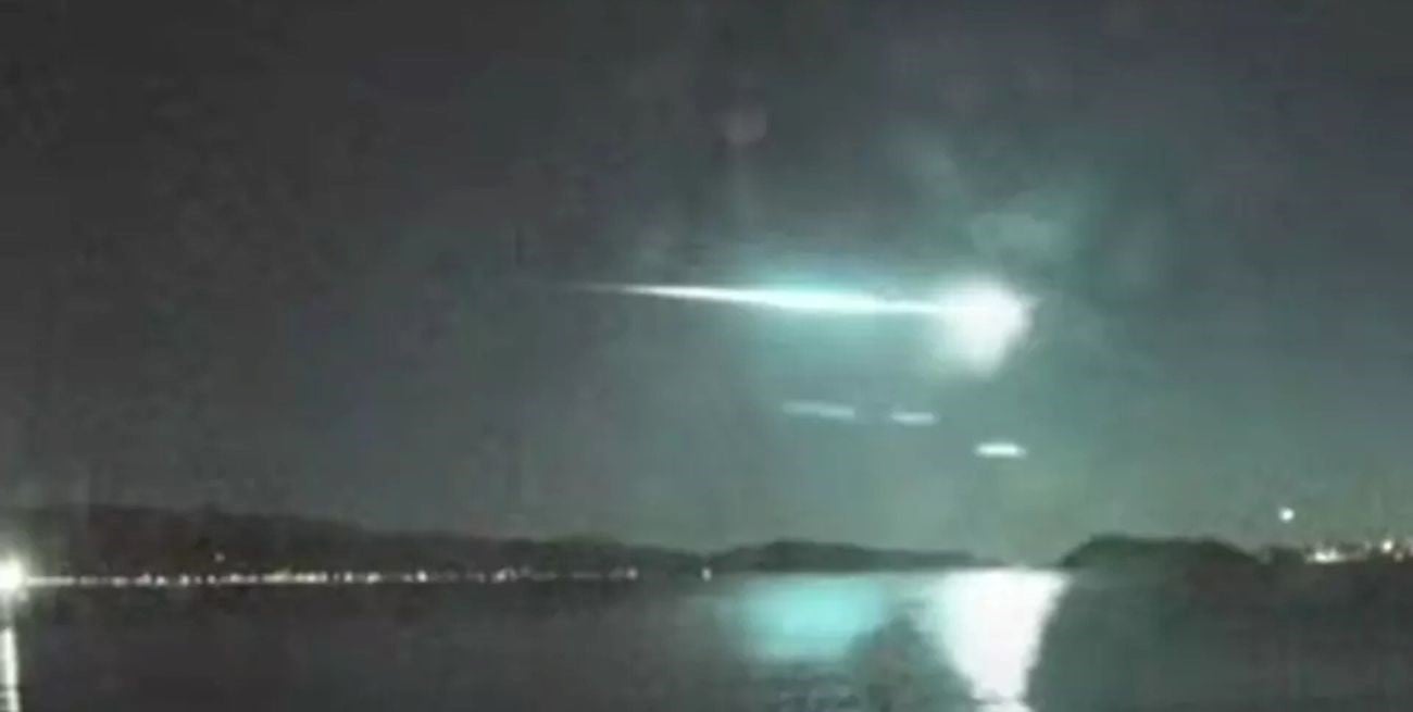 Video: el cielo de Nueva Zelanda se iluminó tras el paso de una brillante “estrella fugaz”