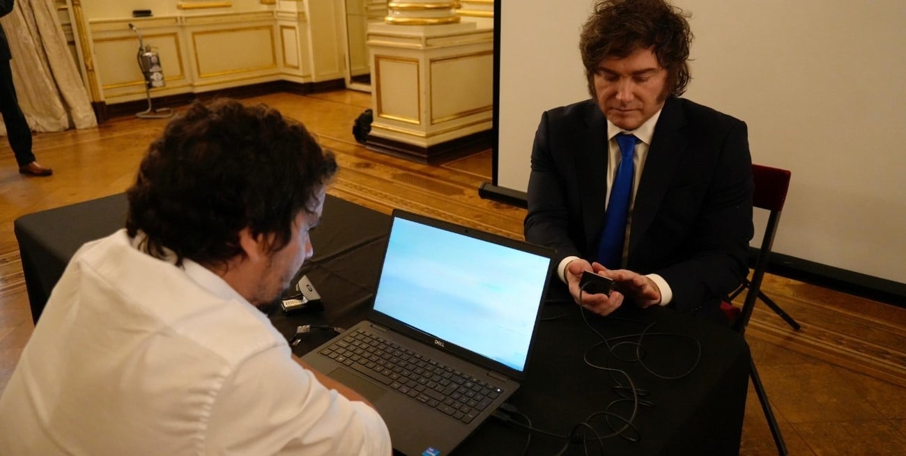 Javier Milei realizó el trámite del nuevo DNI electrónico y el pasaporte argentino