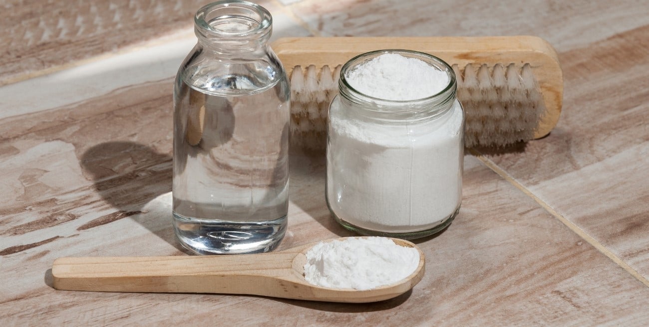 Cómo limpiar el hogar con agua oxigenada y bicarbonato 