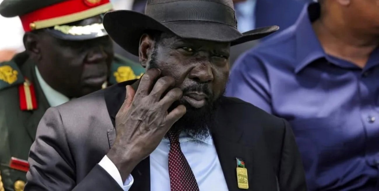 Usa un sombrero de Bush, es presidente desde 2011 y designó a un muerto para un cargo relevante