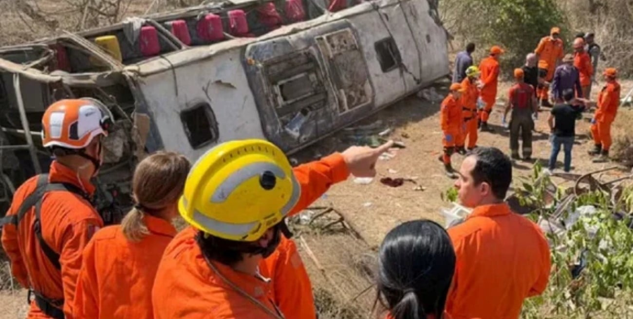 Trágico accidente de colectivo en el noreste de Brasil: 15 muertos, entre ellos tres niños