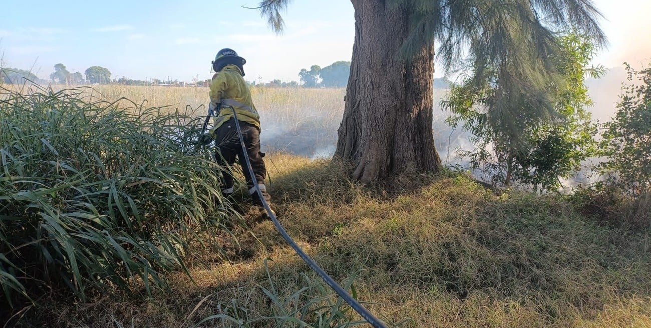 Por la quema de pastizales el humo cubrió la ciudad de Santa Fe este martes
