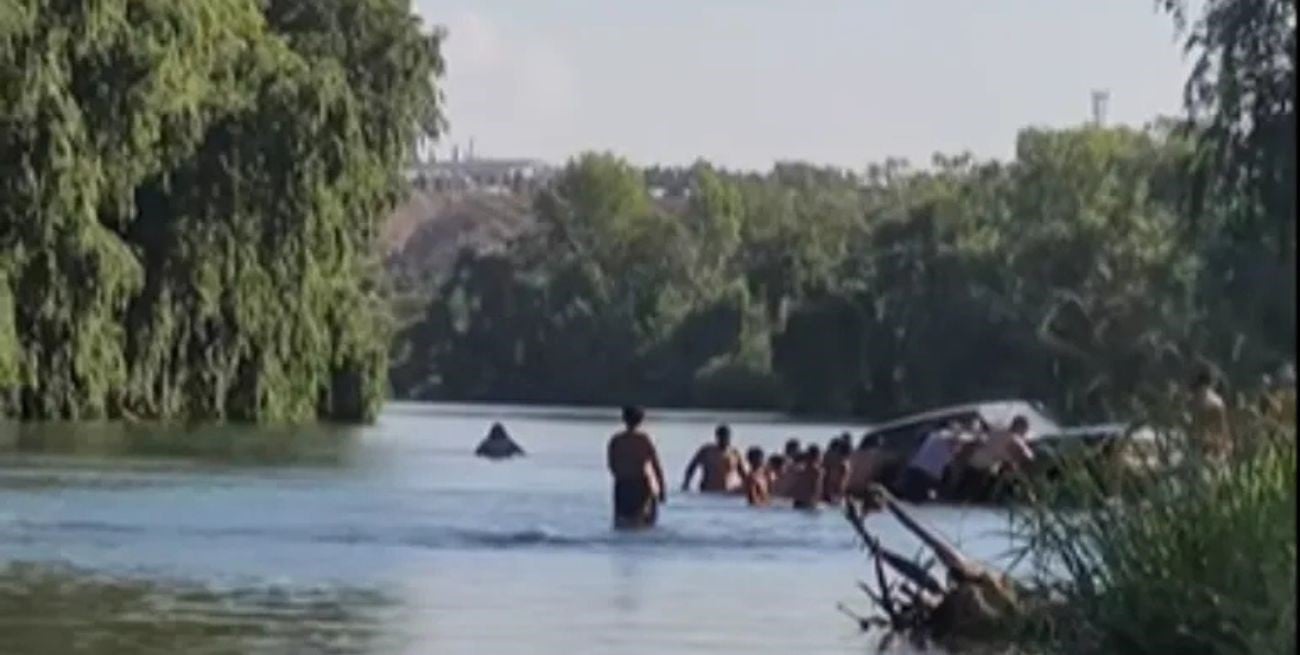 Pánico y asombro en el río Neuquén: apareció un Ford Falcon flotando y los vecinos lo llevaron a la orilla