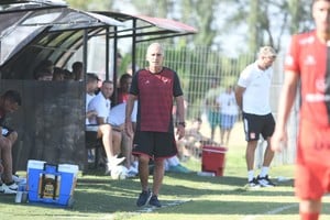Alejandro Russo sumó 5 victorias en 18 partidos como DT de la reserva de Colón.  Foto: Manuel Fabatía.