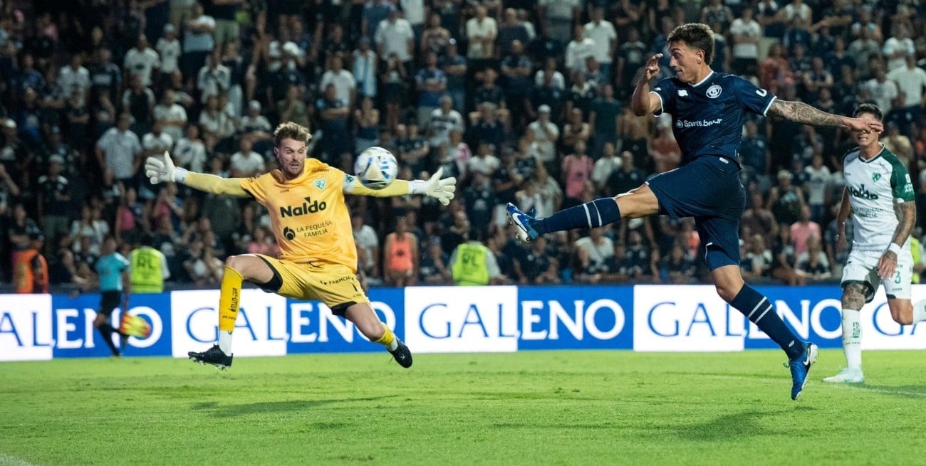 Independiente Rivadavia le ganó a Sarmiento por 2 a 1 y mantiene el puntaje perfecto