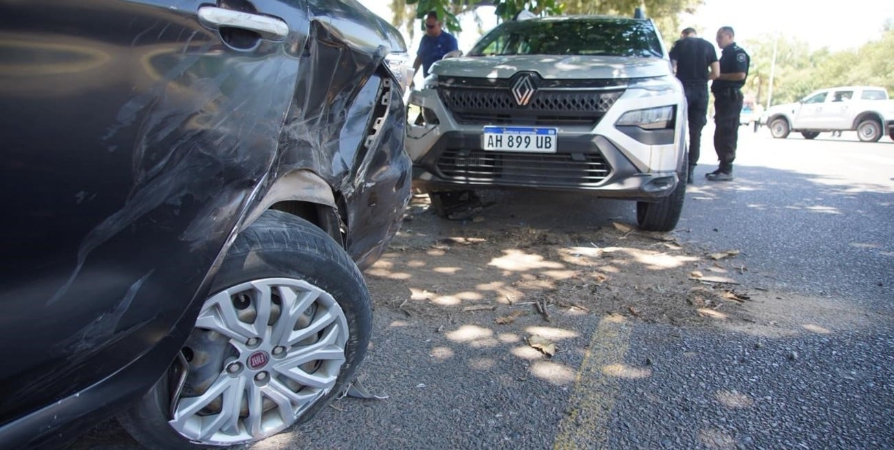 Siniestro vial en la Costanera Oeste: un auto volcó tras chocar con un taxi