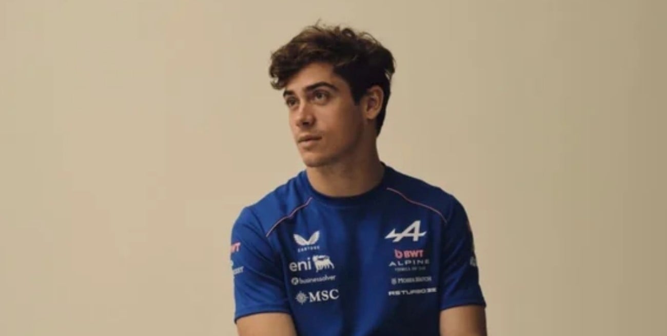 Colapinto modeló la ropa oficial de Alpine y ya se vende la colección para la temporada 2026
