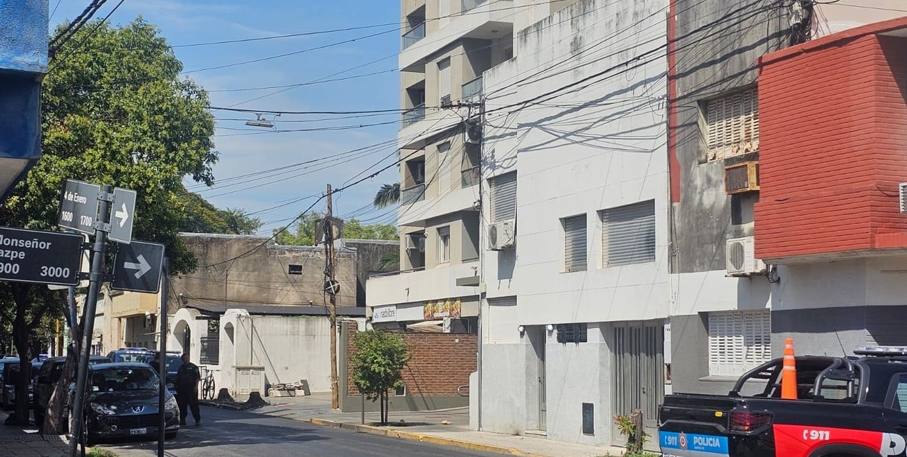 Tensión en pleno centro: una mujer  se atrincheró en un edificio