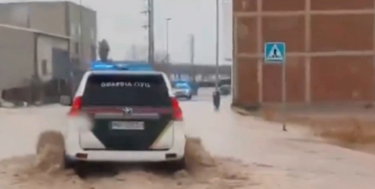 Los fuertes vientos y lluvias en España provocan daños en la emblemática Giralda de Sevilla