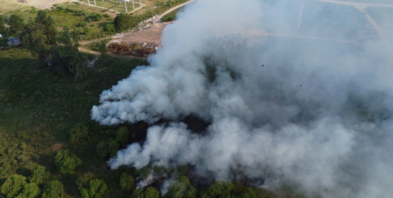 La costa santafesina respira humo mientras espera soluciones