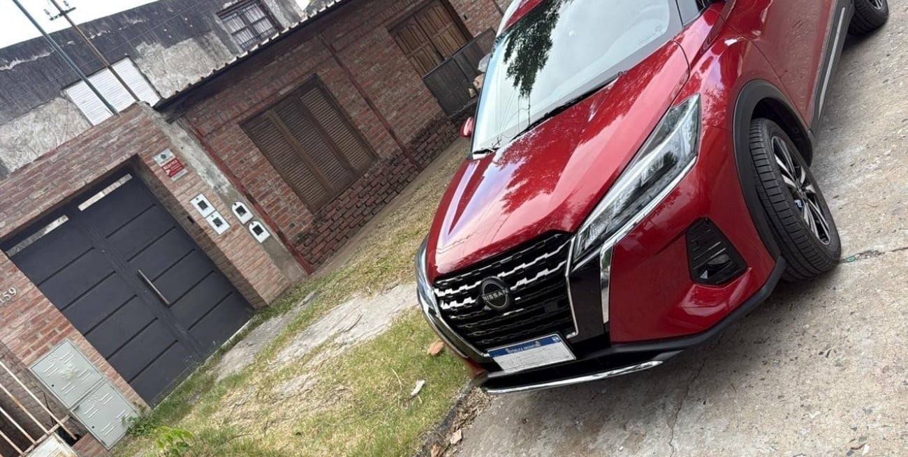 Estacioná donde quieras: un auto está hace más de una hora tapando un garage