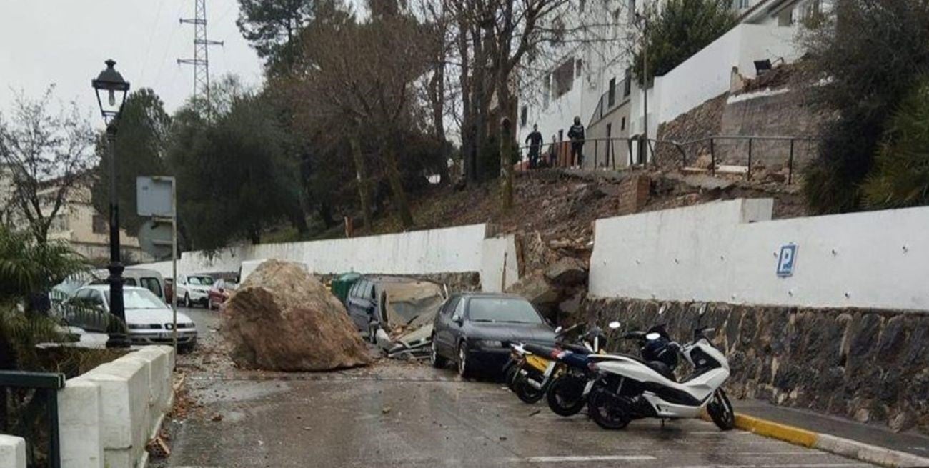 Impactante derrumbe en España: una roca gigante arrasó una casa y dejó un herido