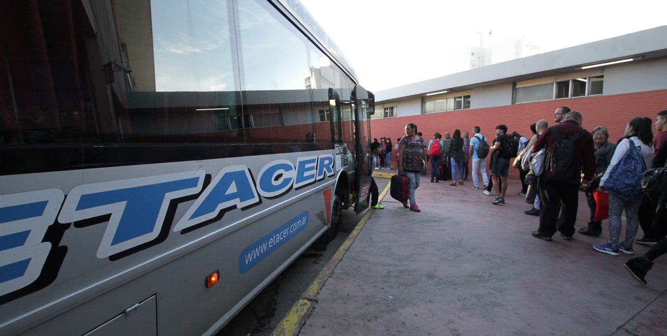 Santa Fe – Paraná: desde este viernes, se podrá viajar parado en colectivos ETACER