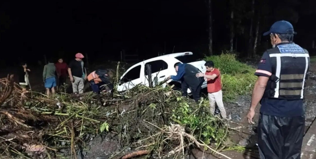 Fuerte temporal en Salta: calles anegadas, autos arrastrados y vecinos atrapados en Metán