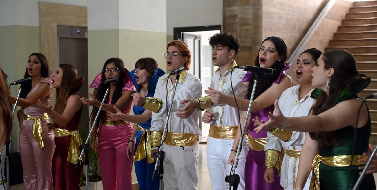 El coro de jóvenes "Canto Libre" se presentó en el hall municipal de Santa Fe