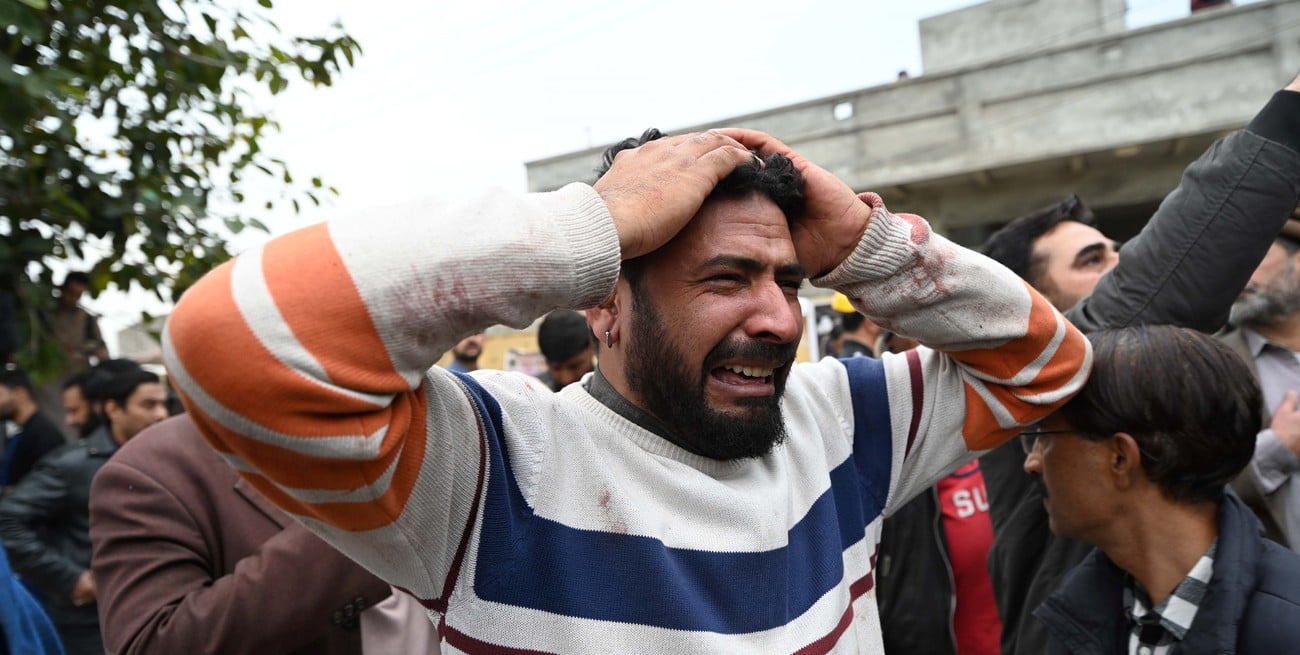 Pakistán: el gobierno investiga el ataque suicida que se cobró más de 30 vidas en una mezquita
