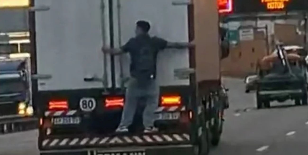 Video: un joven viajó colgado de un camión en plena autopista Buenos Aires-La Plata