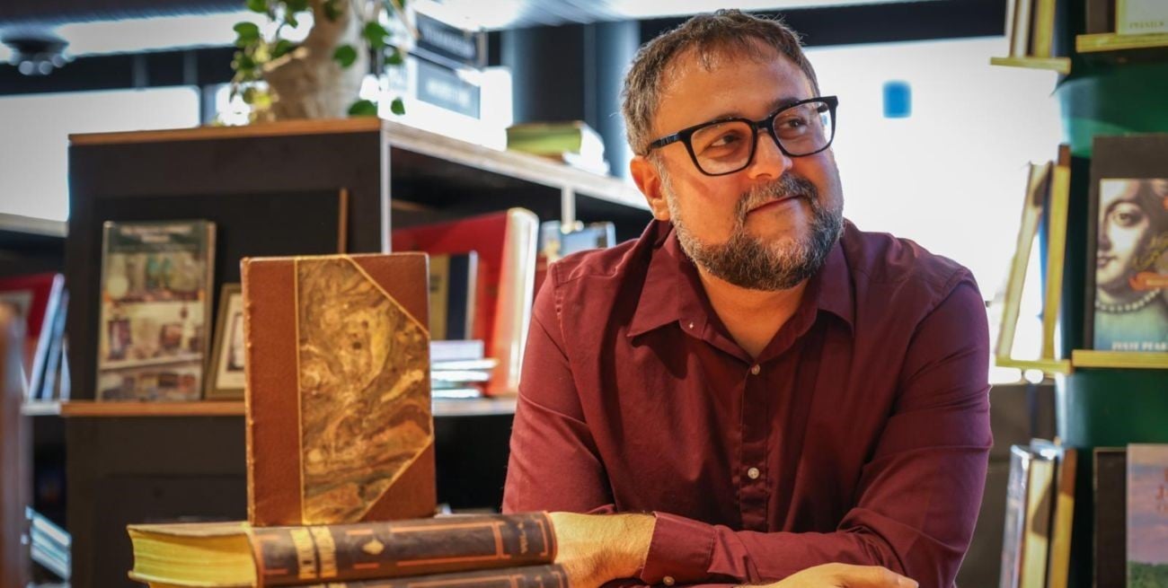 Fabricio Tocco explora un mes emblemático para la Argentina desde la melodía del lenguaje