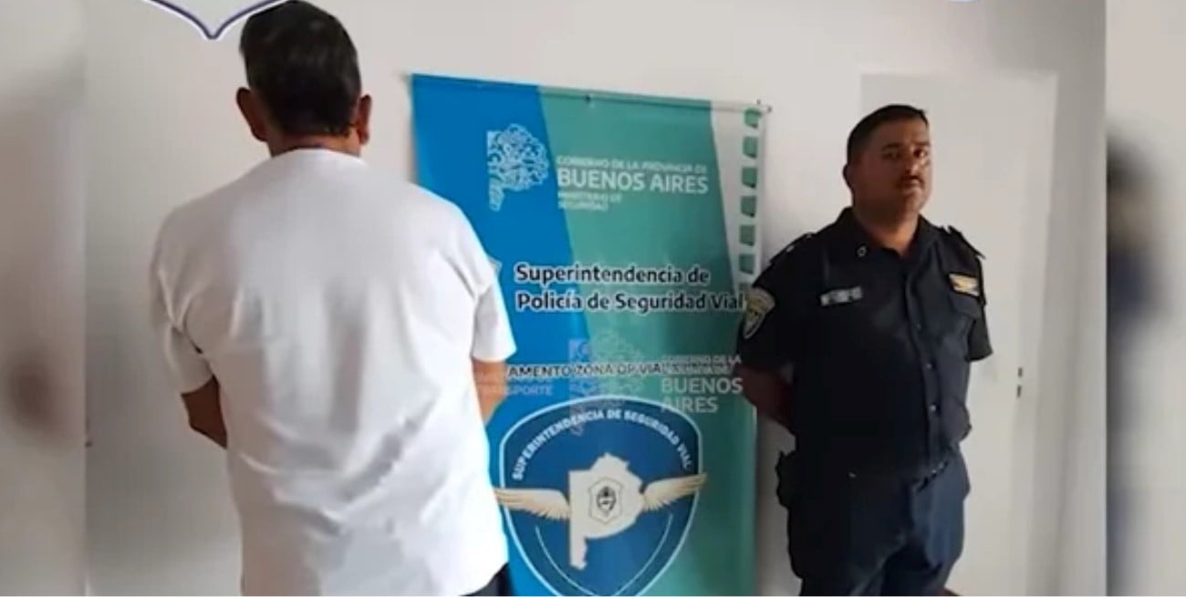 Manejaba con un bebé en brazos y embistió a agentes de tránsito: terminó detenido