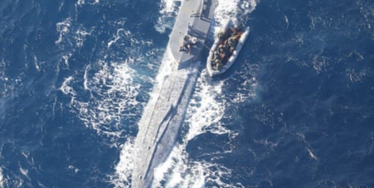 Operativo conjunto: las armadas de Estados Unidos y Colombia interceptaron un narcosubmarino