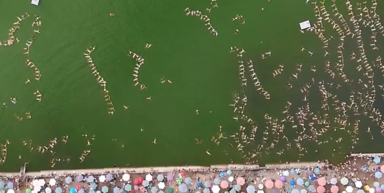 Una marea de gente haciendo "la planchita": la insólita imagen que se volvió viral en Miramar