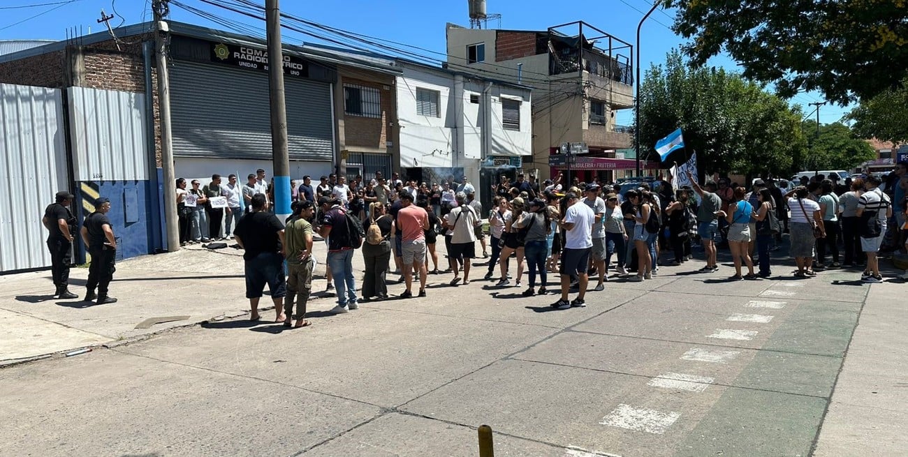 Manifestación en Av. Galicia: policías sancionados entregan sus armas en la base del Comando Radioeléctrico