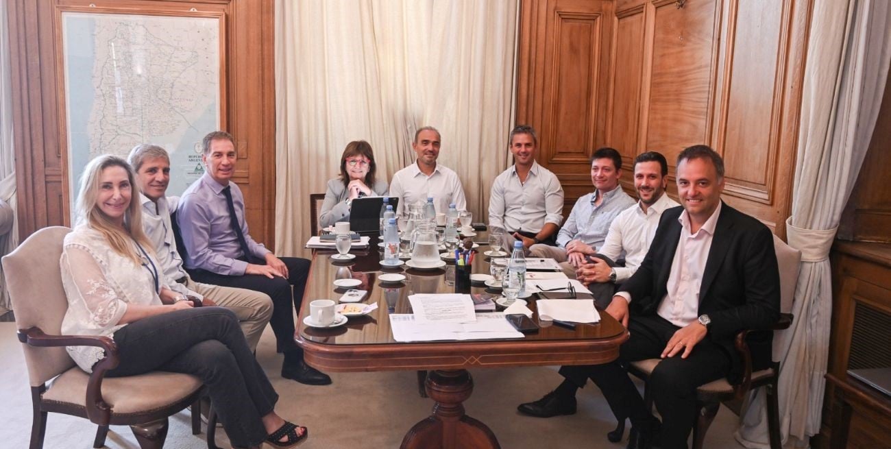 Con Adorni al frente, el Gobierno reactivó la mesa política