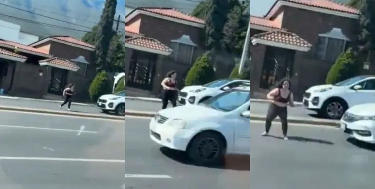 Impactante accidente en México: una mujer cruzó corriendo una avenida y fue atropellada por un auto