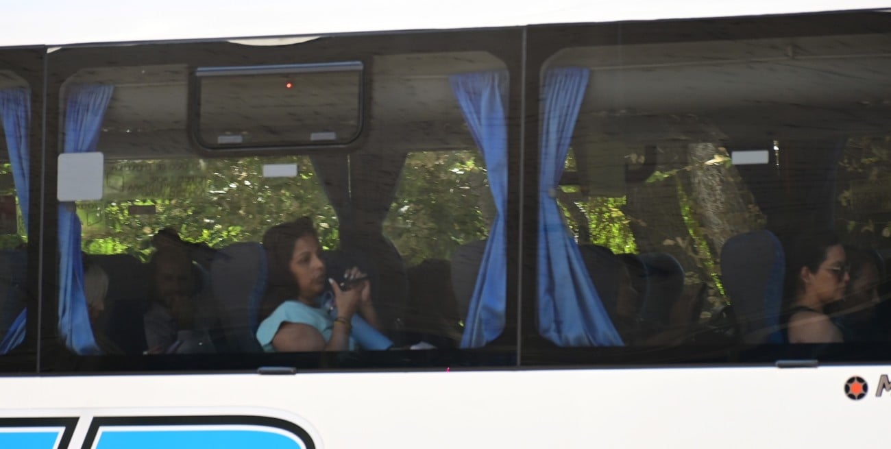 El dilema de habilitar o no viajar parados entre Santa Fe y Paraná