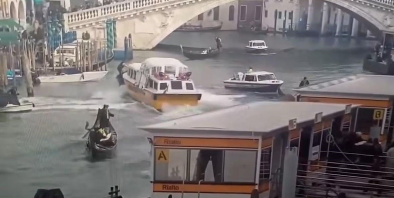 Venecia: una embarcación perdió el control, tiró turistas al agua y terminó contra un edificio
