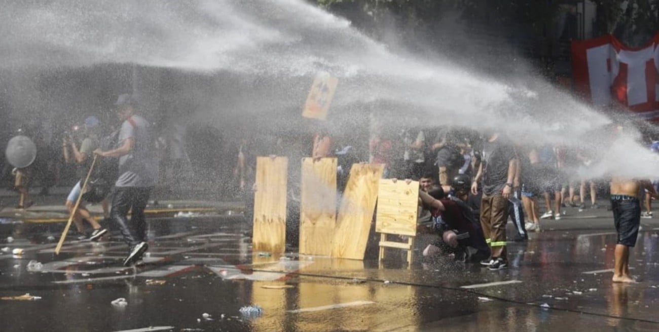 Incidentes en las inmediaciones del Congreso: gases, explosiones y detenidos